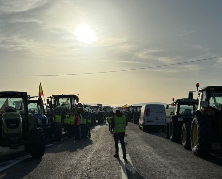La protesta agrícola mantiene cortes en carreteras por todo el país
