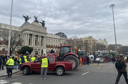 Asaja, COAG y UPA convocan a ganaderos y agricultores para protestar el lunes en Madrid frente a la sede de la CE