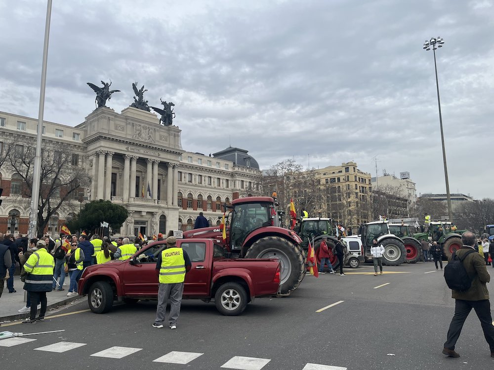 Asaja, COAG y UPA convocan a ganaderos y agricultores para protestar el lunes en Madrid frente a la sede de la CE