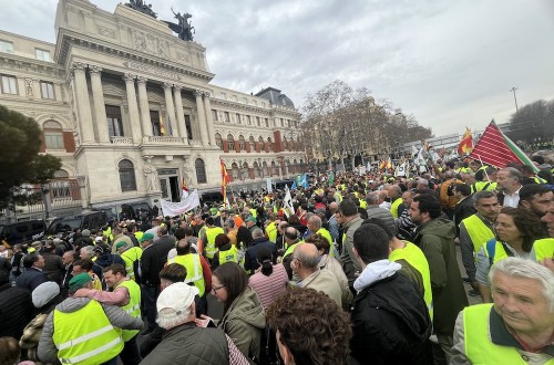 13.000 agricultores según Unión de Uniones y 4.000 según el Gobierno ponen fin a la tractorada en Madrid