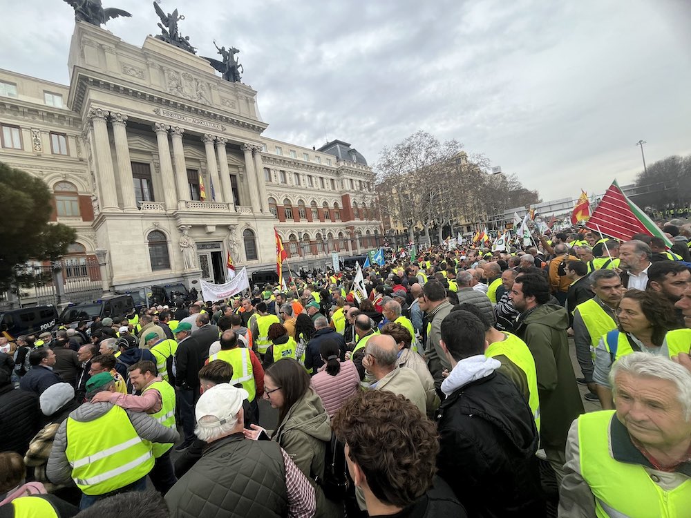 Miles de agricultores se manifiestan frente al MAPA en contra de los acuerdos de libre comercio