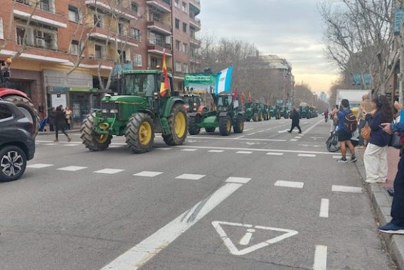 Agricultores y ganaderos colapsan Madrid de camino al MAPA