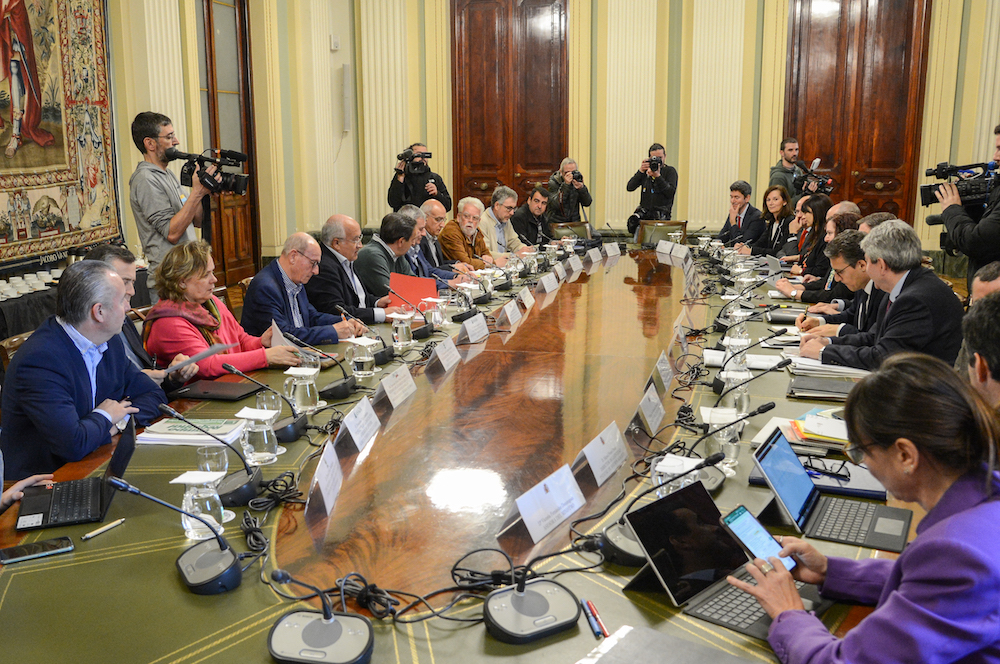 El ministro de Agricultura ve «avances importantes» en las negociaciones con las OPAs, que aún esperan «más concreción»