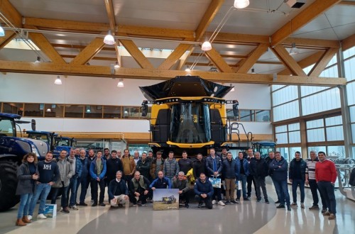 Un grupo de clientes de New Holland viaja a Zedelgem para conocer la nueva cosechadora CR11