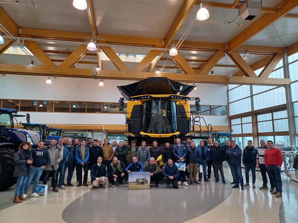 Un grupo de clientes de New Holland viaja a Zedelgem para conocer la nueva cosechadora CR11