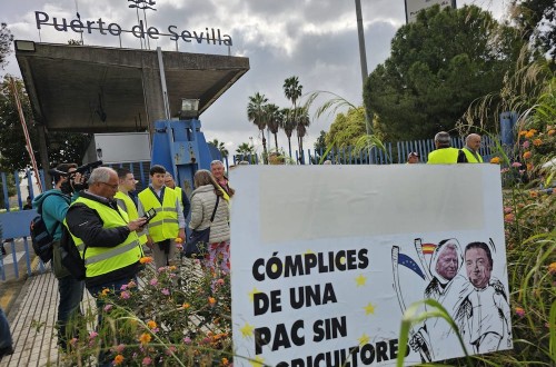 Cientos de agricultores protestan en el Puerto de Sevilla por la entrada de importaciones sin control