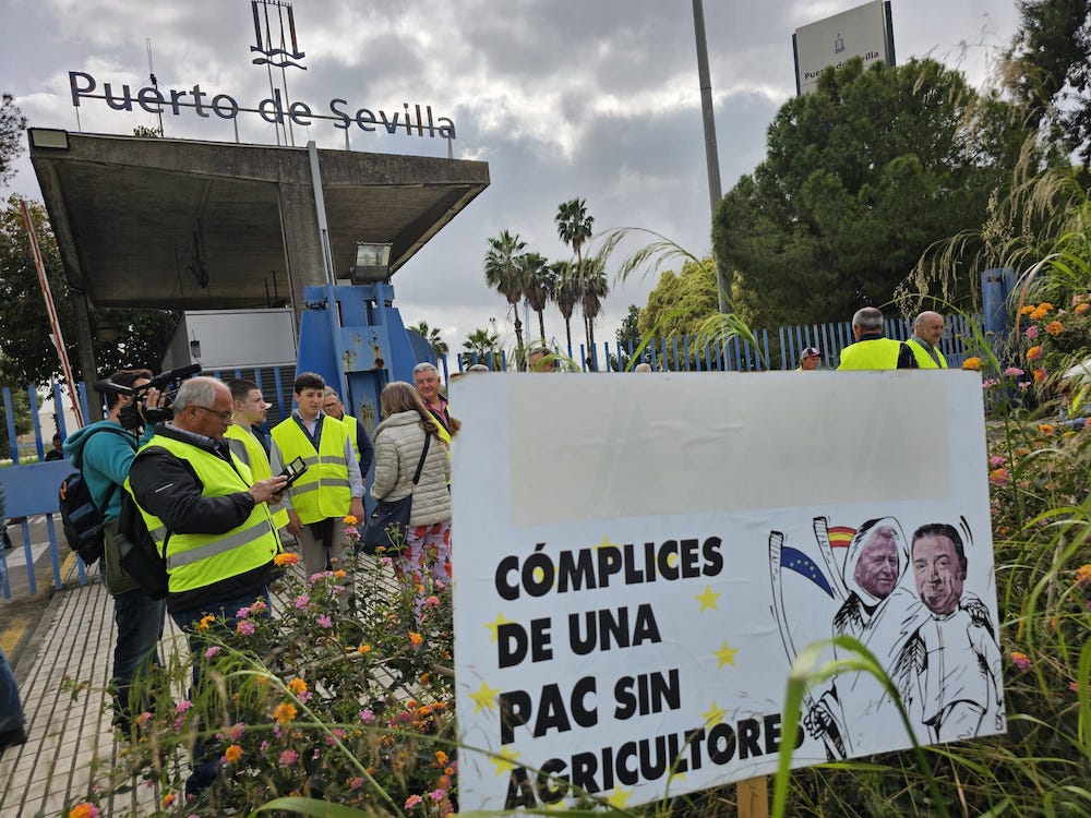 Cientos de agricultores protestan en el Puerto de Sevilla por la entrada de importaciones sin control