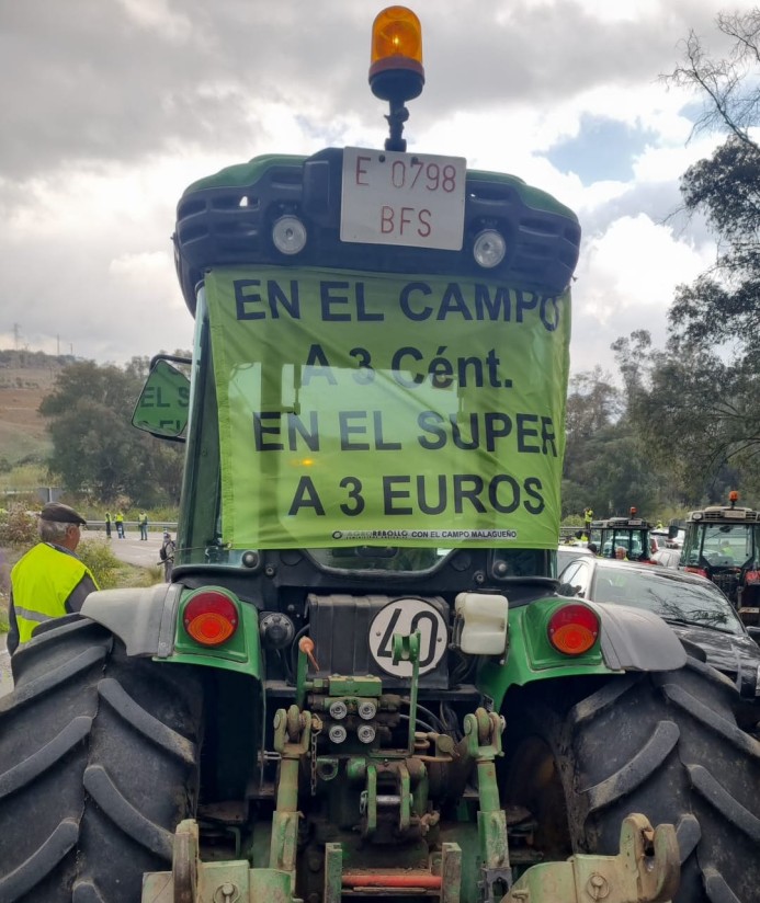 Los agricultores insisten: intento de asalto al Parlamento navarro, bloqueo de la frontera en Irún y otras protestas de este jueves