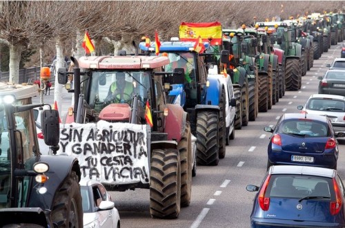 Agricultores de Huesca vuelven a las calles para denunciar la difícil situación del sector y para reclamar apoyo