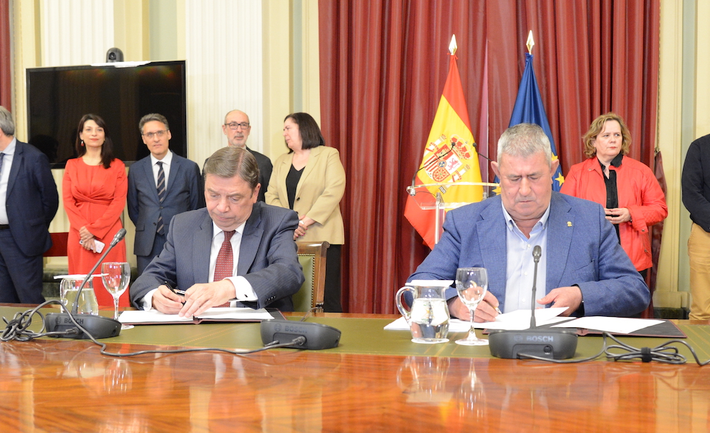 Luis Planas firma con UPA el acuerdo sobre las 43 medidas propuestas por el Gobierno