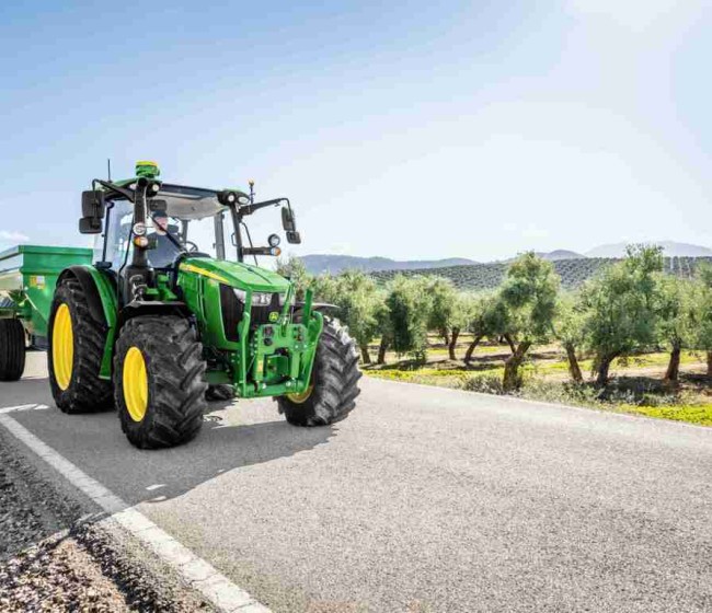Nuevas transmisiones y funcionalidades en la serie de tractores John Deere 5M