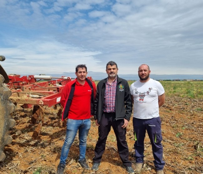 Cultivador Versatill de Ovlac, a prueba de campo en una parcela de rastrojo de maíz