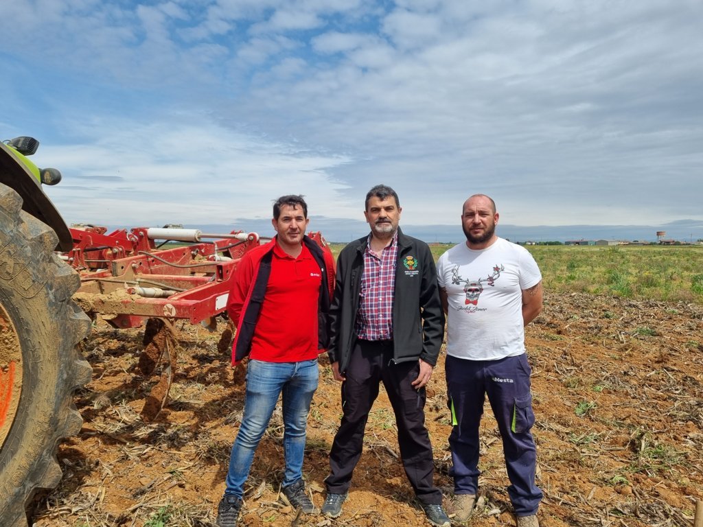 Cultivador Versatill de Ovlac, a prueba de campo en una parcela de rastrojo de maíz