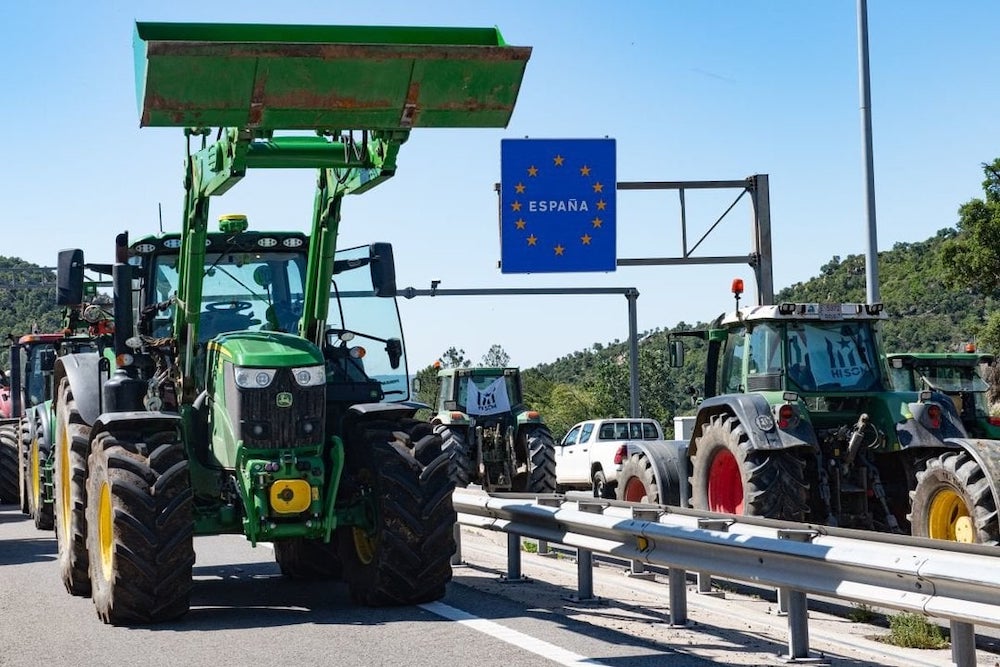 Los agricultores mantienen los cortes en los pasos fronterizos
