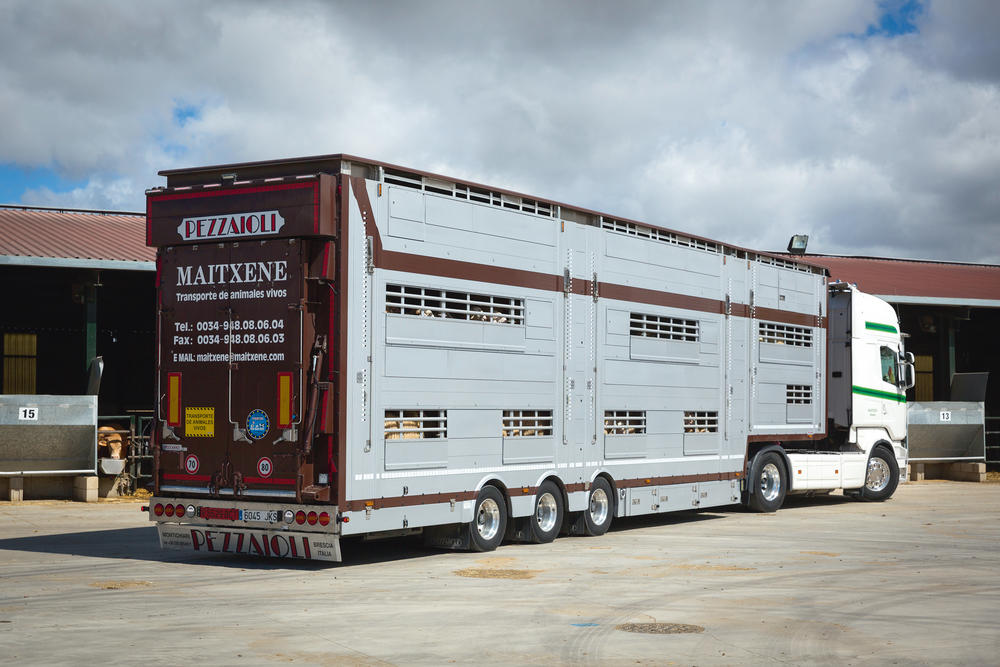 La DGT prevé autorizar camiones de 44 t para transportar paja y animales, pero en tramos de menos 50 km