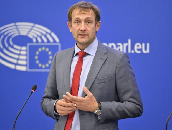 El comisario europeo de Agricultura niega que haya menos dinero disponible en fondos para PAC