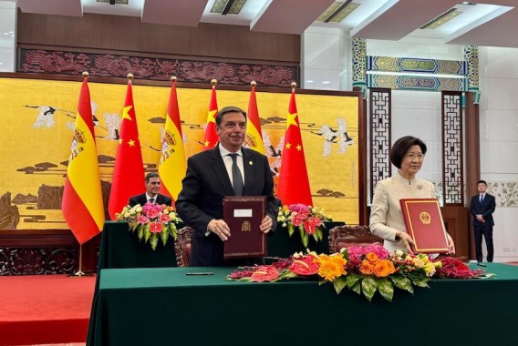 España y China firman nuevos protocolos de exportación de cerezas y porcino