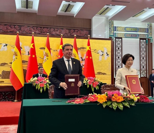España y China firman nuevos protocolos de exportación de cerezas y porcino