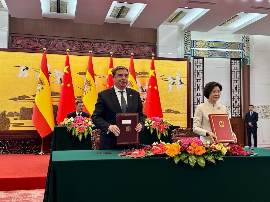 España y China firman nuevos protocolos de exportación de cerezas y porcino