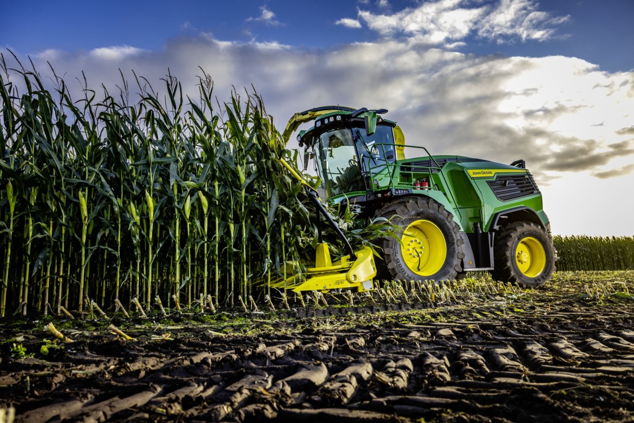 John Deere lanza las nuevas picadoras de forraje F8 y F9