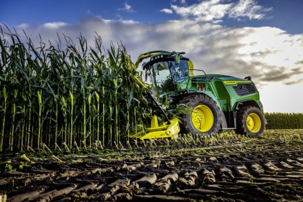 John Deere lanza las nuevas picadoras de forraje F8 y F9