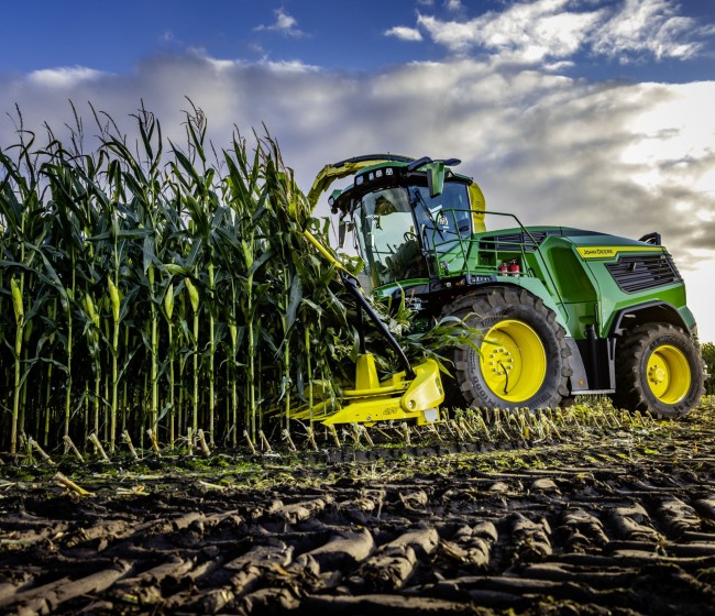 John Deere lanza las nuevas picadoras de forraje F8 y F9