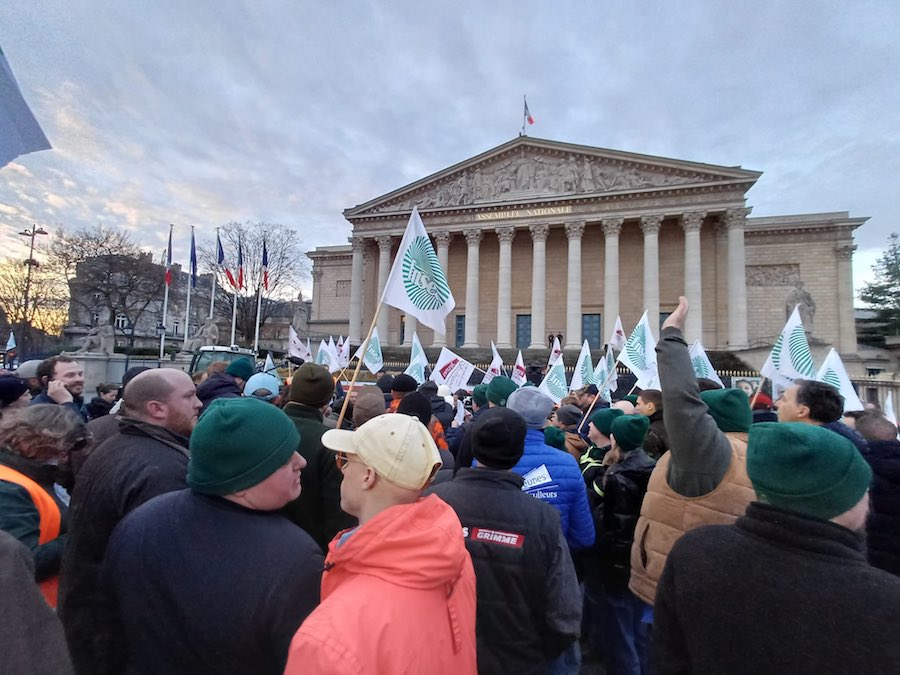 Hasta 350 tractores se plantan frente a la Asamblea Nacional en Francia en protesta contra el acuerdo UE-Mercosur Hasta 350 tractores se plantan frente a la Asamblea Nacional en Francia en protesta contra el acuerdo UE-Mercosur