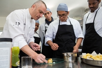 Doce futuros cocineros se inician en las tapas con Juan Pozuelo en La Tapa Solidaria de Madrid